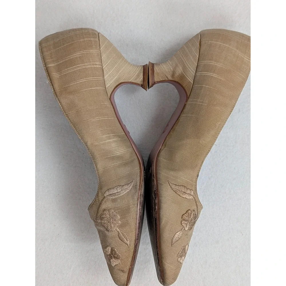 Premiere Collection Women 6.5W Champagne Floral Embroidered Kitten Heels